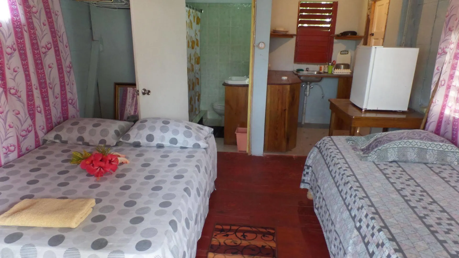 Hotel Beach Road Cottages At Jah Bs