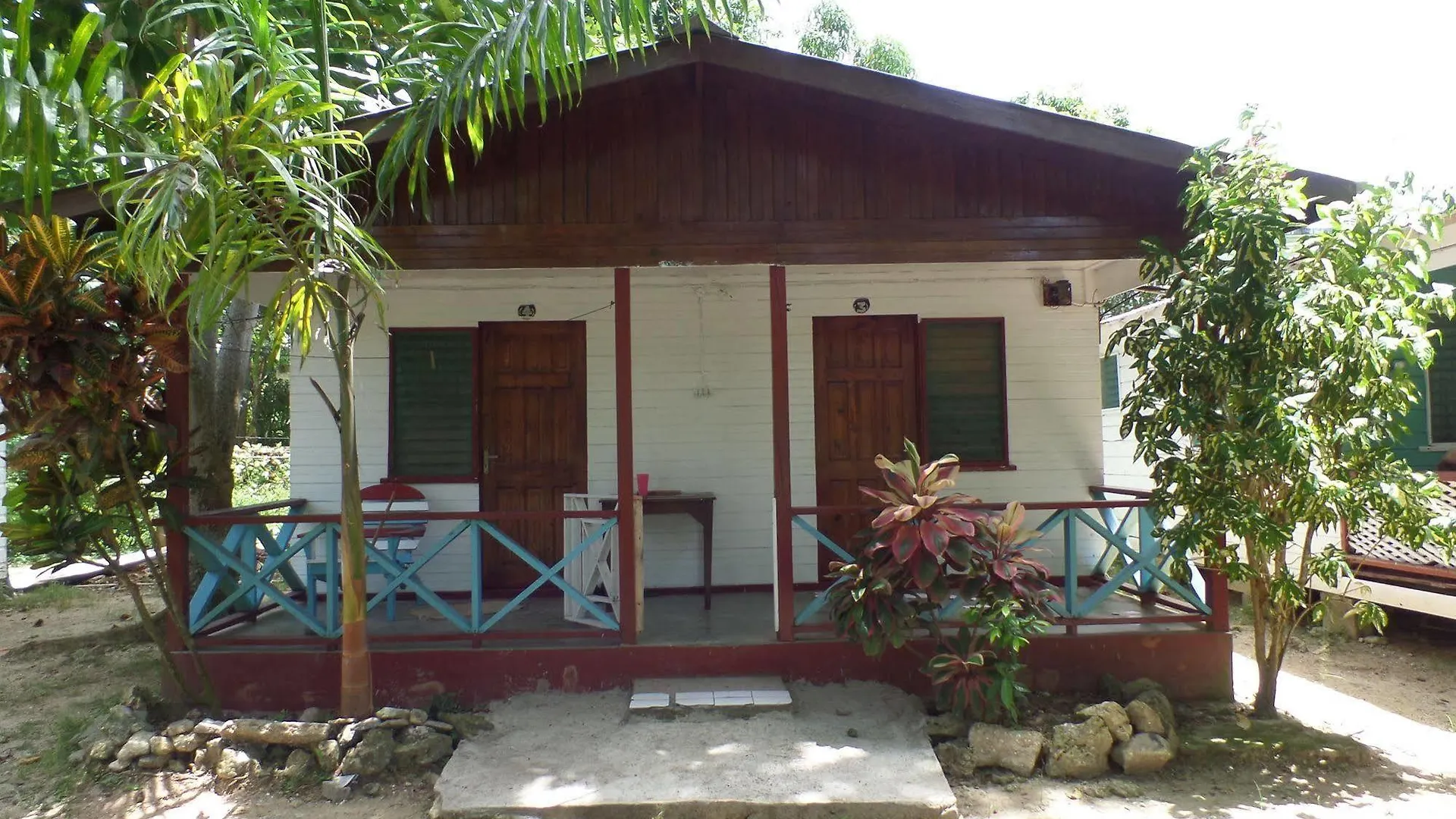 Hotel Beach Road Cottages At Jah Bs